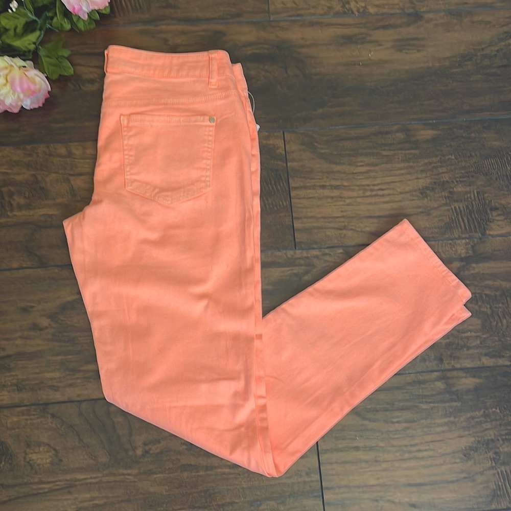 Skinny jeans in bright peach